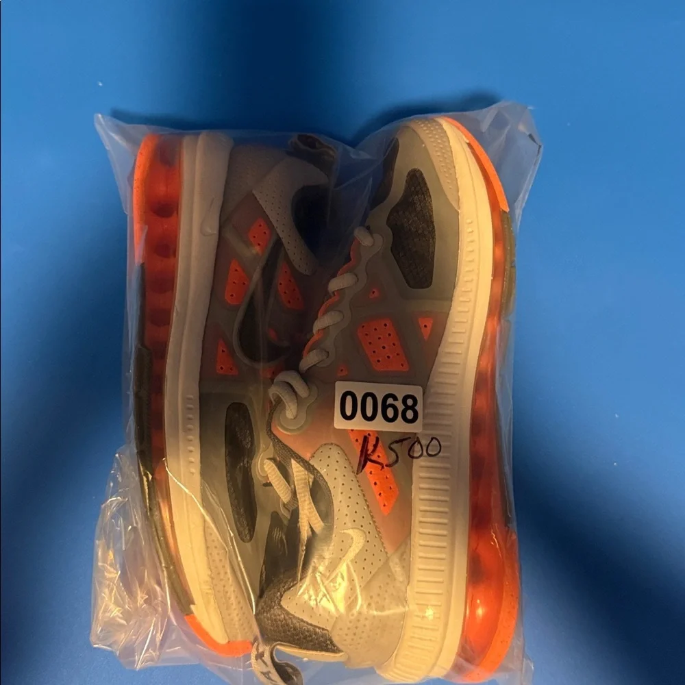 Nike Air‎ Max Genome Youth Size 5 Gray Orange Shoes CZ4652-004 great condition